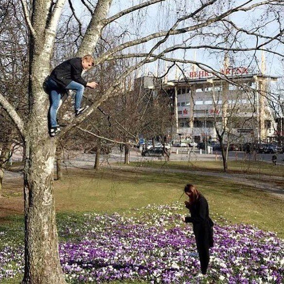 В сети делятся снимками мужчин, вынужденных быть фотографами своих девушек