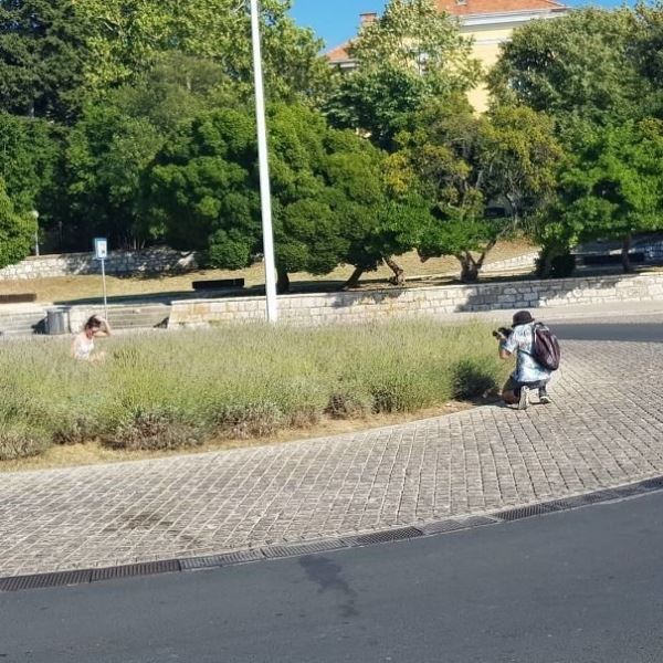 В сети делятся снимками мужчин, вынужденных быть фотографами своих девушек